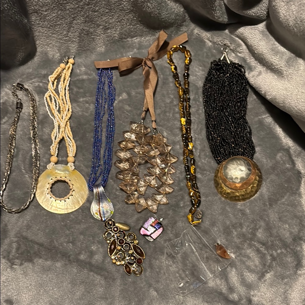 Costume jewelry - necklaces/pendants